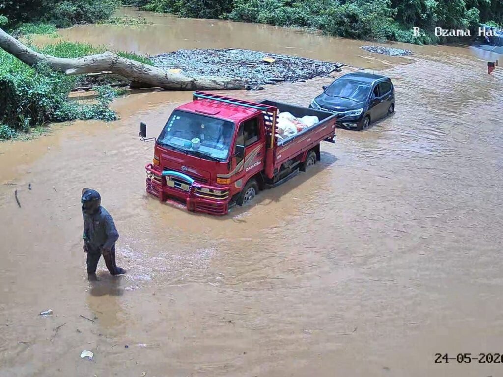 Crecida del río pone en riesgo el puente entre Hacienda Estrella y La Luisa en Monte Plata