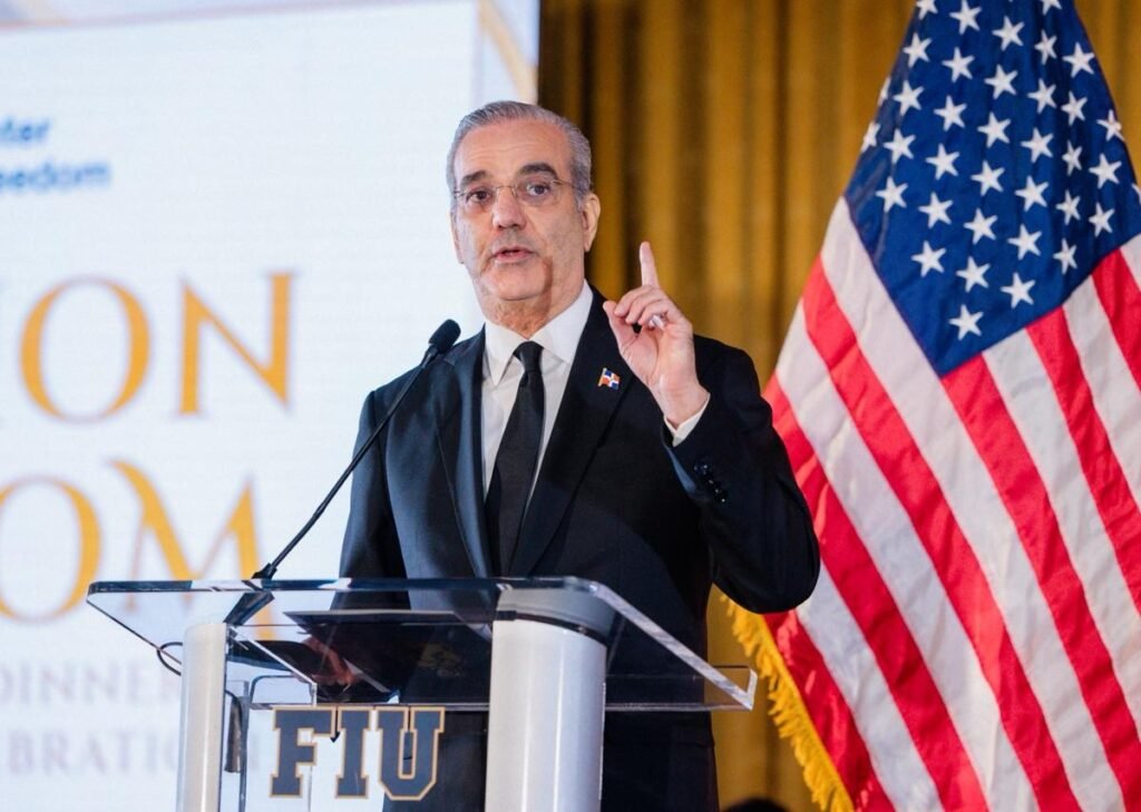 Abinader llama a defender la libertad al recibir un premio en Florida y reafirma su apuesta por la transparencia