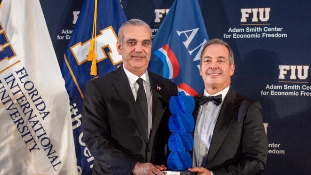 Abinader recibe en FIU el premio Champion of Freedom y subraya el valor de la libertad