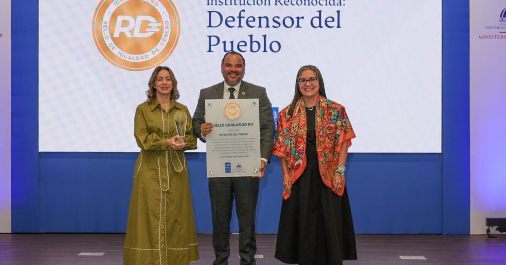 Reconocen al Defensor del Pueblo con categoría Oro por sus avances en igualdad interna