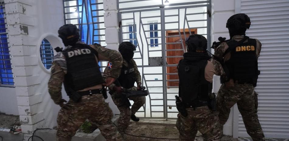 DNCD y Antilavado apresan en Barahona a dos vinculados al alijo de 1.7 toneladas de cocaína
