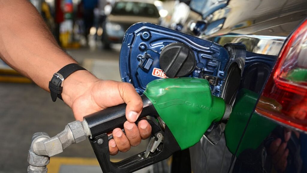 Economista advierte que el alza de las gasolinas presiona la inflación y eleva el costo de vida