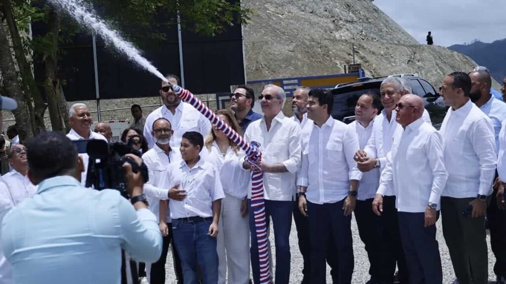 Abinader pone en servicio acueducto en Sabana Larga y señala atrasos en obras pendientes en Ocoa