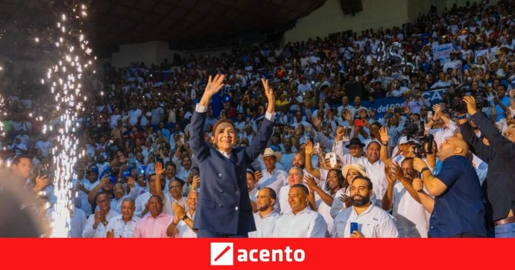 Carolina Mejía presenta sus aspiraciones presidenciales con una puesta en escena sobria y respaldo partidario