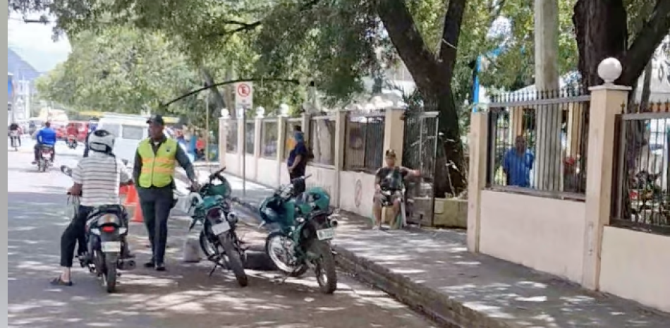 Gobernación desautoriza operativo de Digesett en Baní y reaviva la disputa por la vía pública