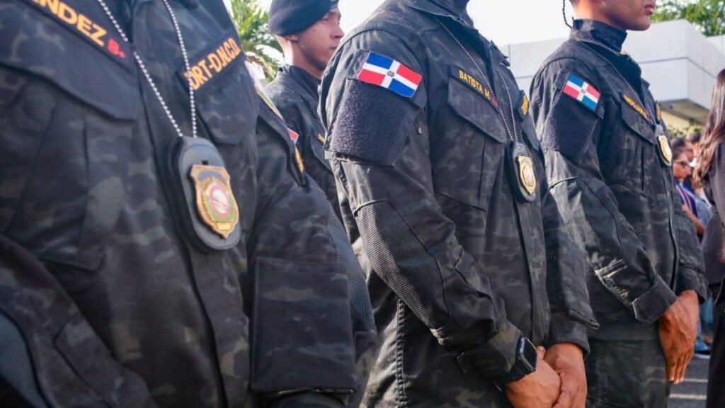 Abinader asciende a 634 agentes de la DNCD y evidencia la demora en su carrera interna