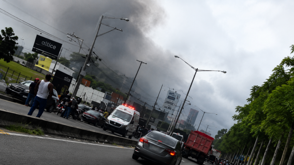 Fuego en las cercanías del Jardín Botánico genera alarma y deja sin respuesta oficial a la población