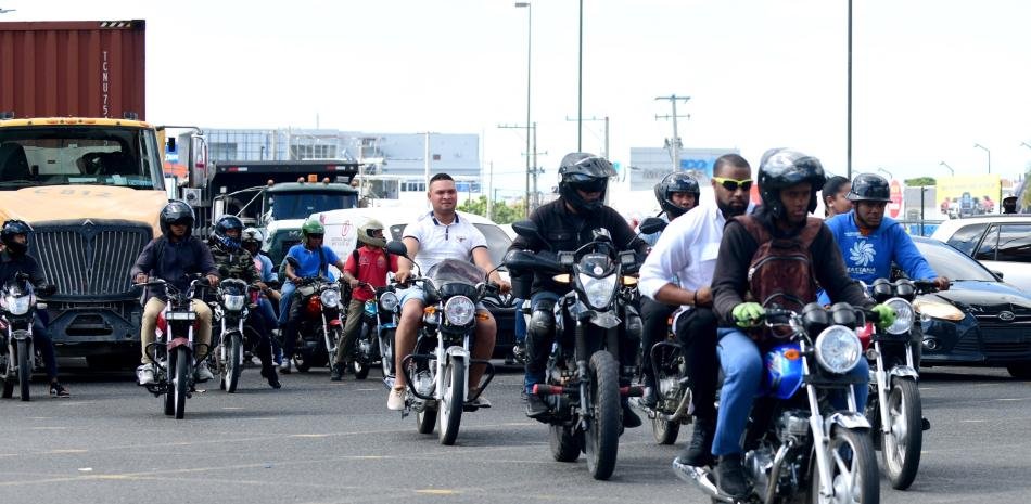 Usuarios en Barahona reclaman por el aumento de tarifas del motoconcho y su impacto en el hogar