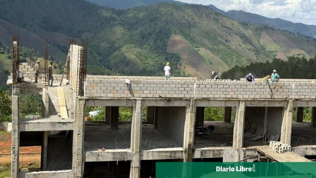 Educación acelera varias escuelas en la Cordillera Central tras reclamo por obras detenidas