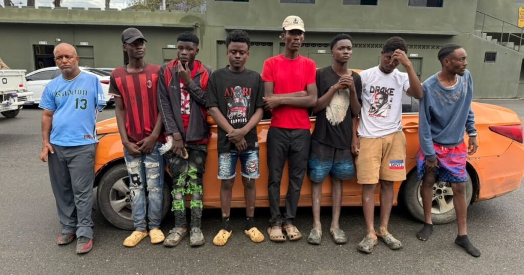 Persecución en Constanza termina con la detención de un conductor y siete haitianos irregulares
