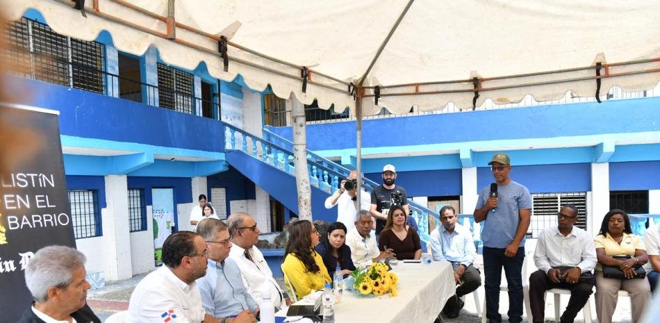 Los Alcarrizos lleva sus reclamos a autoridades en diálogo barrial que expone demandas pendientes