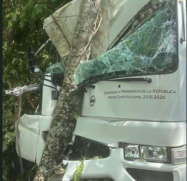 Heridos tres menores y un chofer tras accidente de autobús en Boca de Yuma; surgen dudas sobre el transporte estudiantil