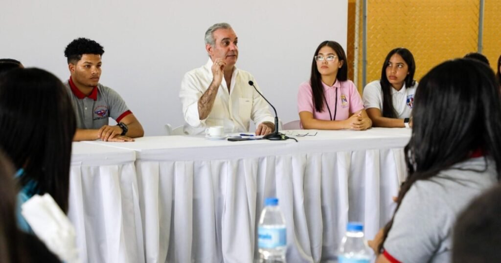 Abinader participa en un encuentro con 350 estudiantes en Ocoa y resaltan obras del Gobierno