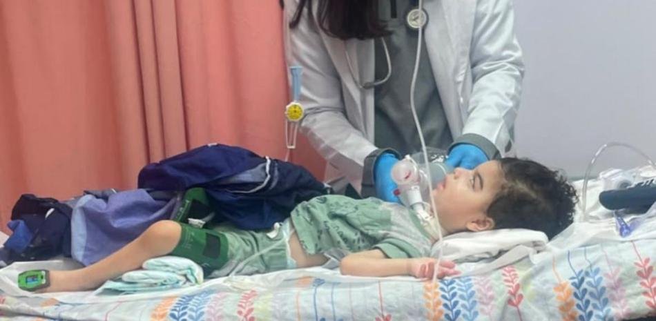 Familia de niño con AME pide ayuda para lograr cama UCI en Santiago y expone barreras de acceso