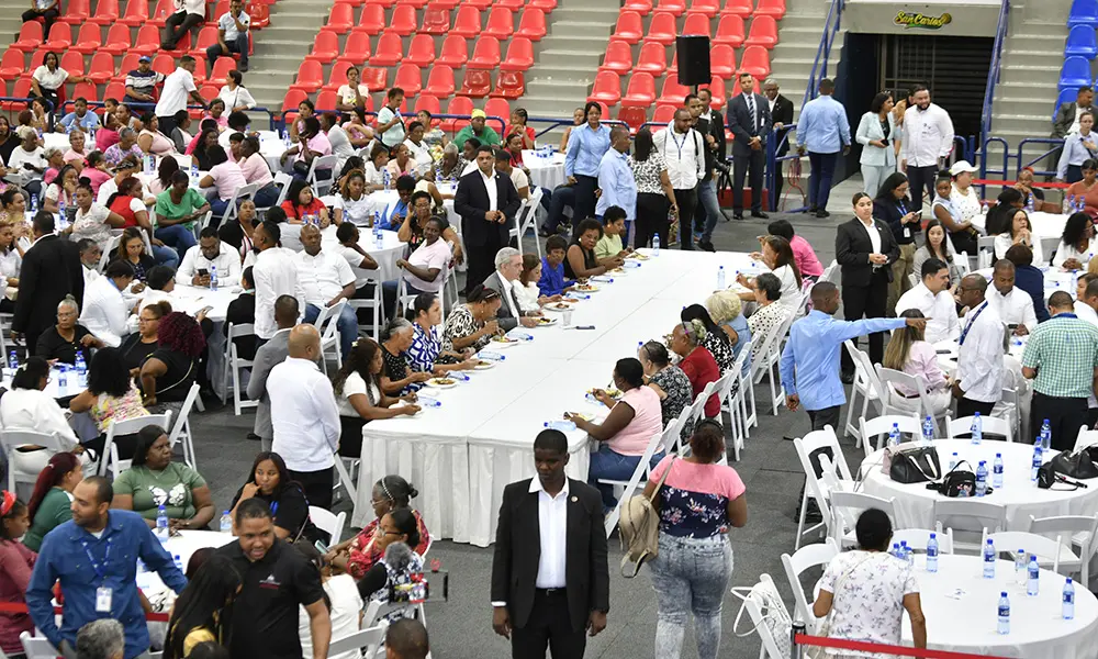 Abinader entrega el Bono Madre con RD$1,500 millones y admite que la pobreza sigue afectando a hogares encabezados por mujeres
