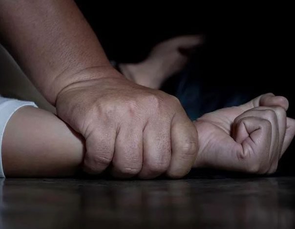 Caso de violencia en Gascue mantiene en revisión judicial la coerción contra imputado