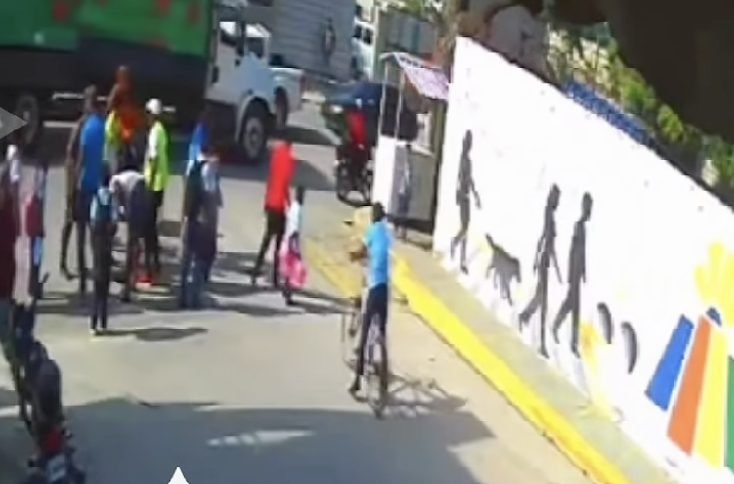 Caída de una estudiante en alcantarilla destapada expone riesgo cotidiano a la salida de una escuela en SDE