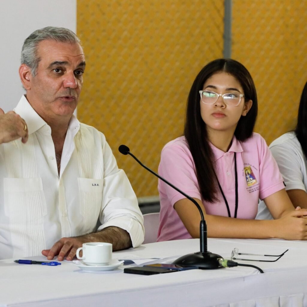 Abinader reconoce en Ocoa vacantes educativas sin cubrir y pone bajo estudio una extensión de la UASD