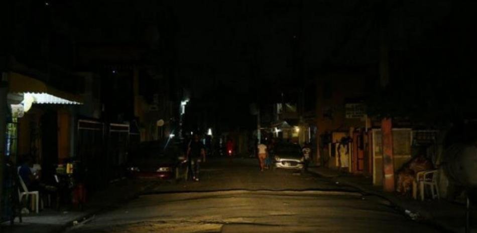 Apagones prolongados en Santo Domingo Este elevan el malestar por un servicio eléctrico cada vez más deficiente