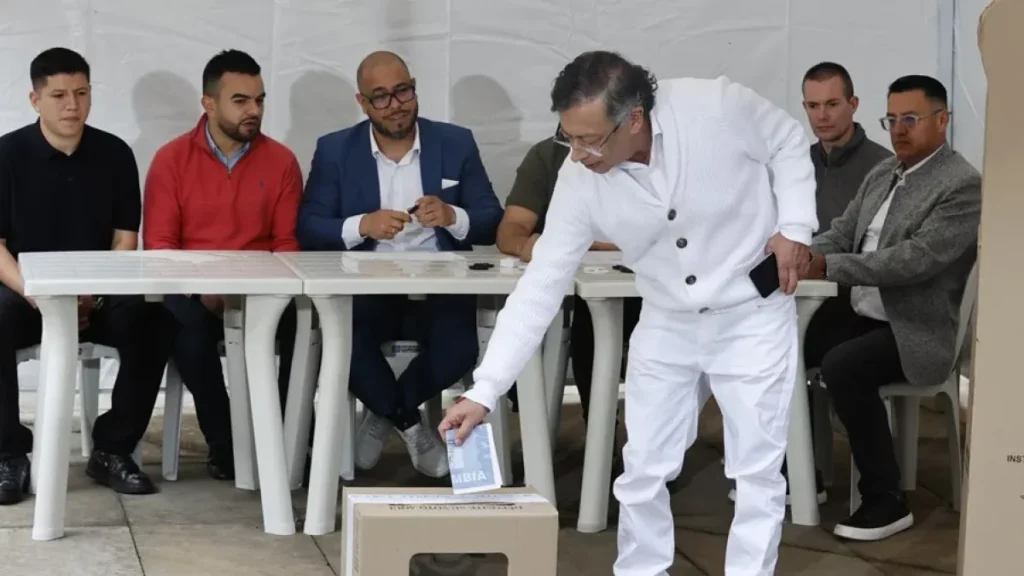 Petro vota en la primera vuelta y rechaza que haya buscado perpetuarse en el poder