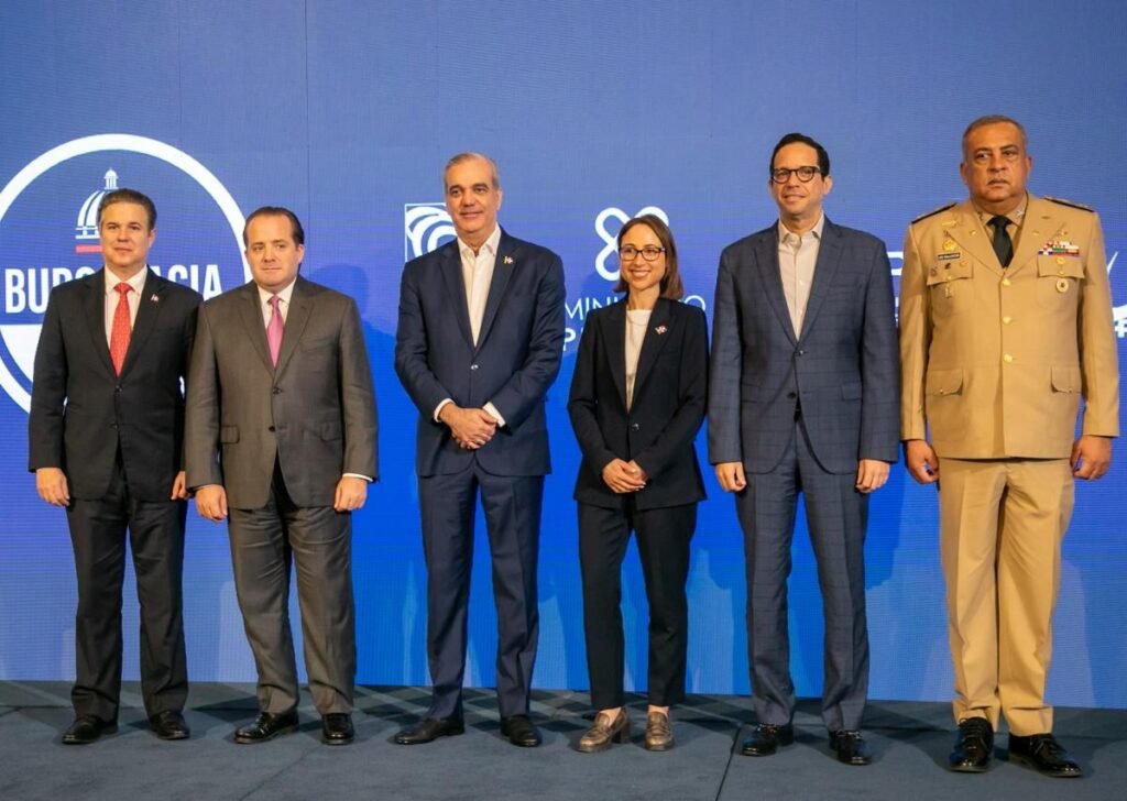 Abinader presenta permiso digital para menores y pone de relieve la asignatura pendiente del Estado con los trámites ciudadanos