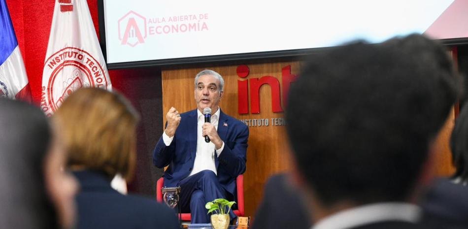 Abinader vincula el encarecimiento de los combustibles a la crisis internacional y a la carga fiscal