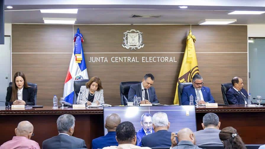 Bloques en Diputados abren puerta a revisar reglamento de la JCE sobre encuestas