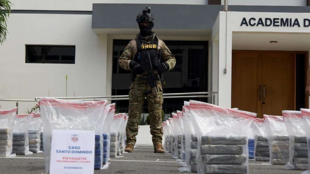 Incautan 978 paquetes de presunta cocaína y detienen a tres venezolanos tras persecución en aguas de Santo Domingo