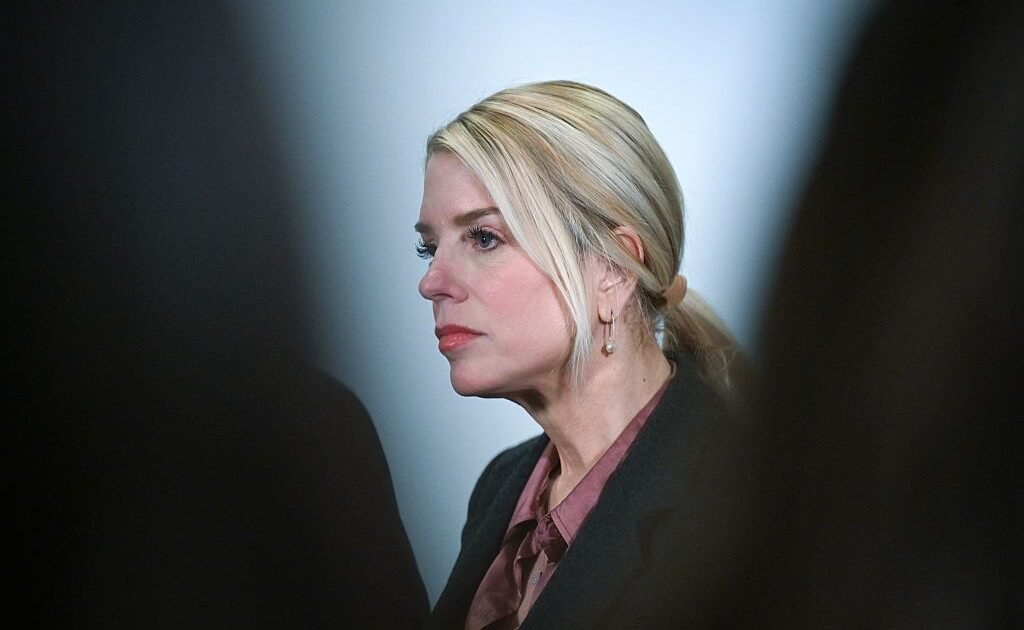 Bondi elude preguntas sobre Trump en la pesquisa del caso Epstein y crecen los reclamos en el Congreso