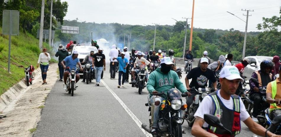 Policía lanza gases contra una marcha autorizada en Pedro Brand y bloquea accesos a La Cuaba