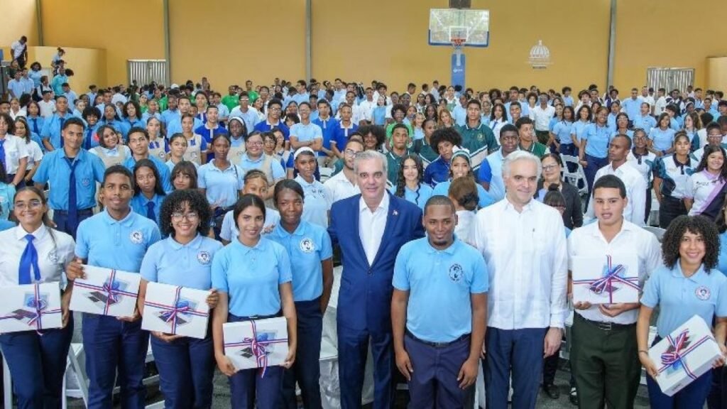 Abinader reconoce límites del Estado para reforzar la seguridad escolar en acto con estudiantes de SDO