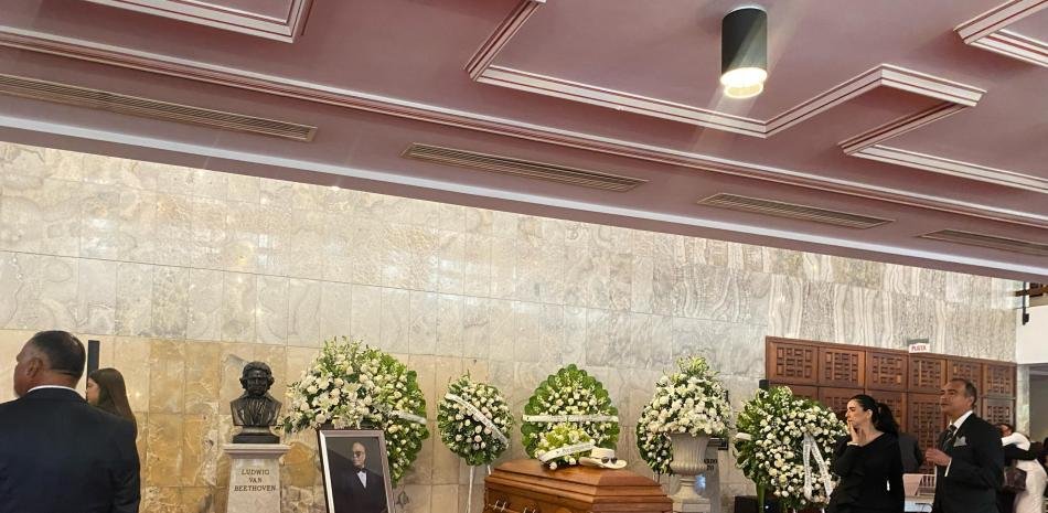Cuestionan criterio para autorizar funerales en el Teatro Nacional y piden respetar su función institucional