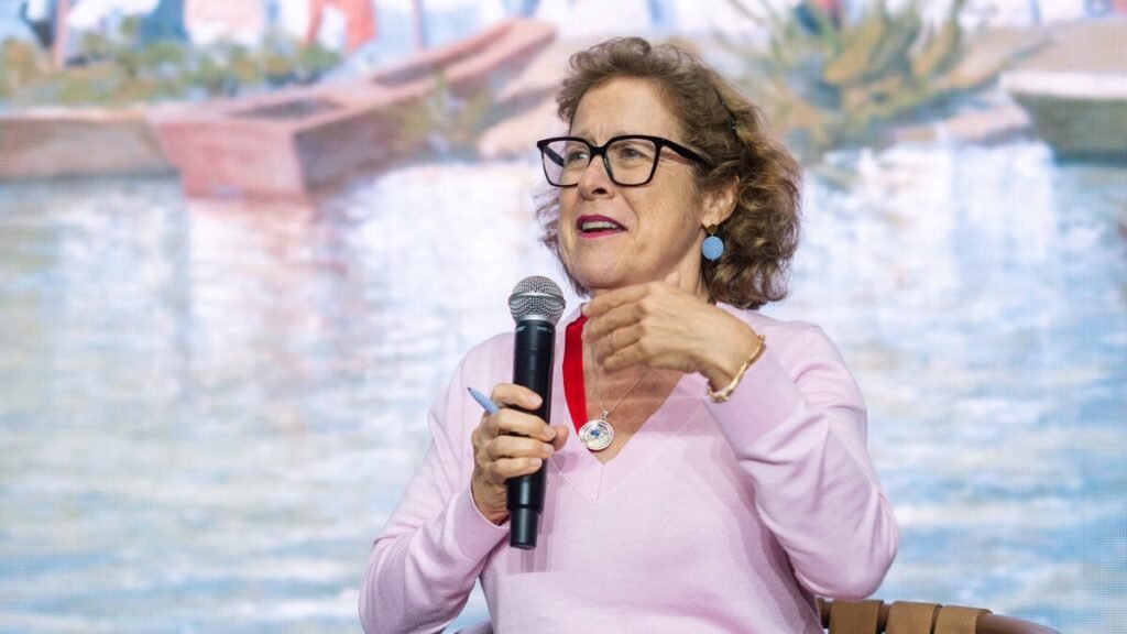 Berna González Harbour ve en la novela negra un espejo de los abusos y las crisis