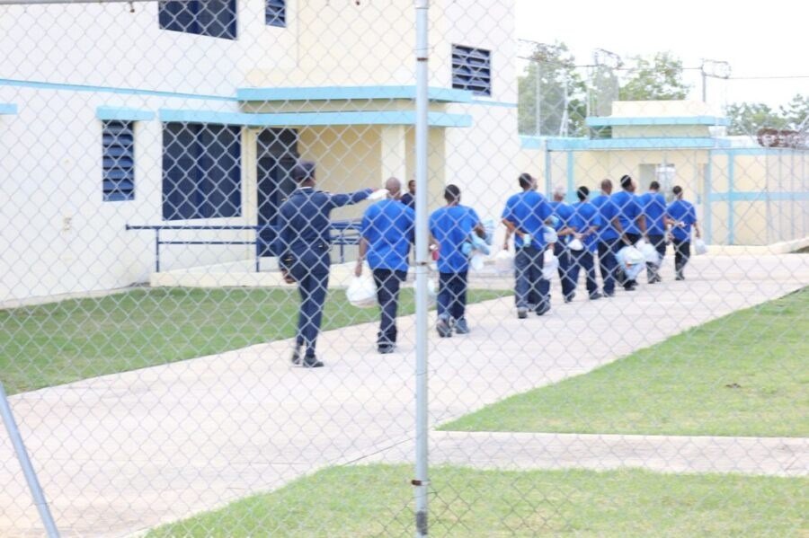 Motín en Las Parras deja heridos y genera reclamos por falta de información oficial