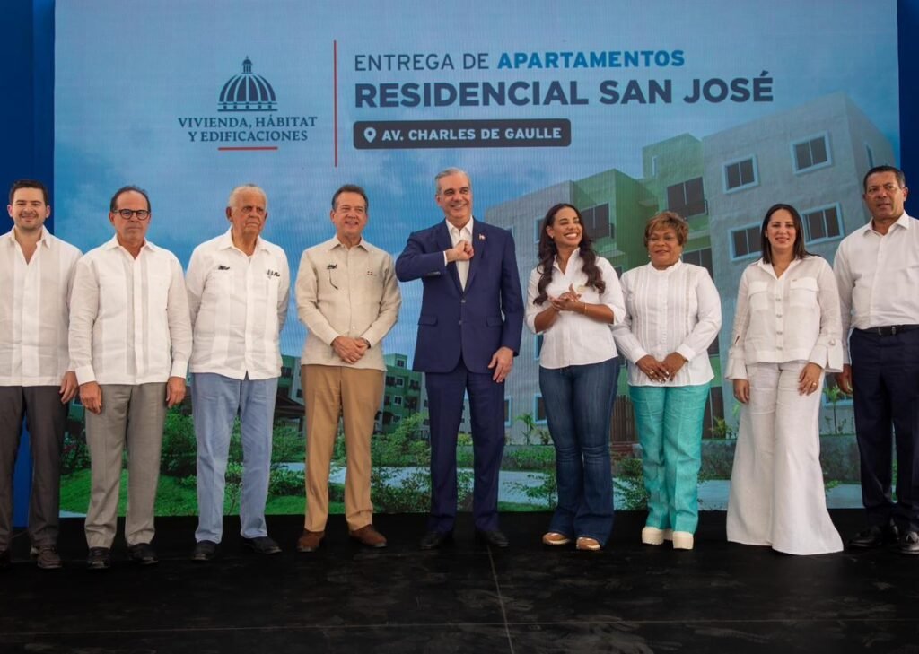 Entregan 700 apartamentos en SDN, pero solo 430 familias habían completado el financiamiento al momento del acto