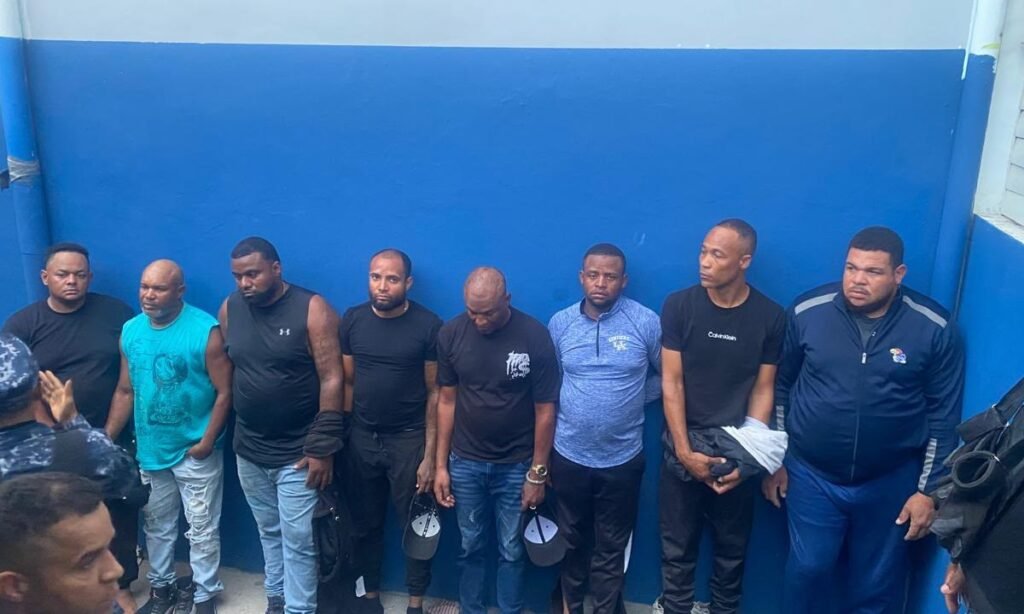 En Villa Hermosa arrestan a ocho hombres y ocupan 16 paquetes en operativo contra presuntas drogas