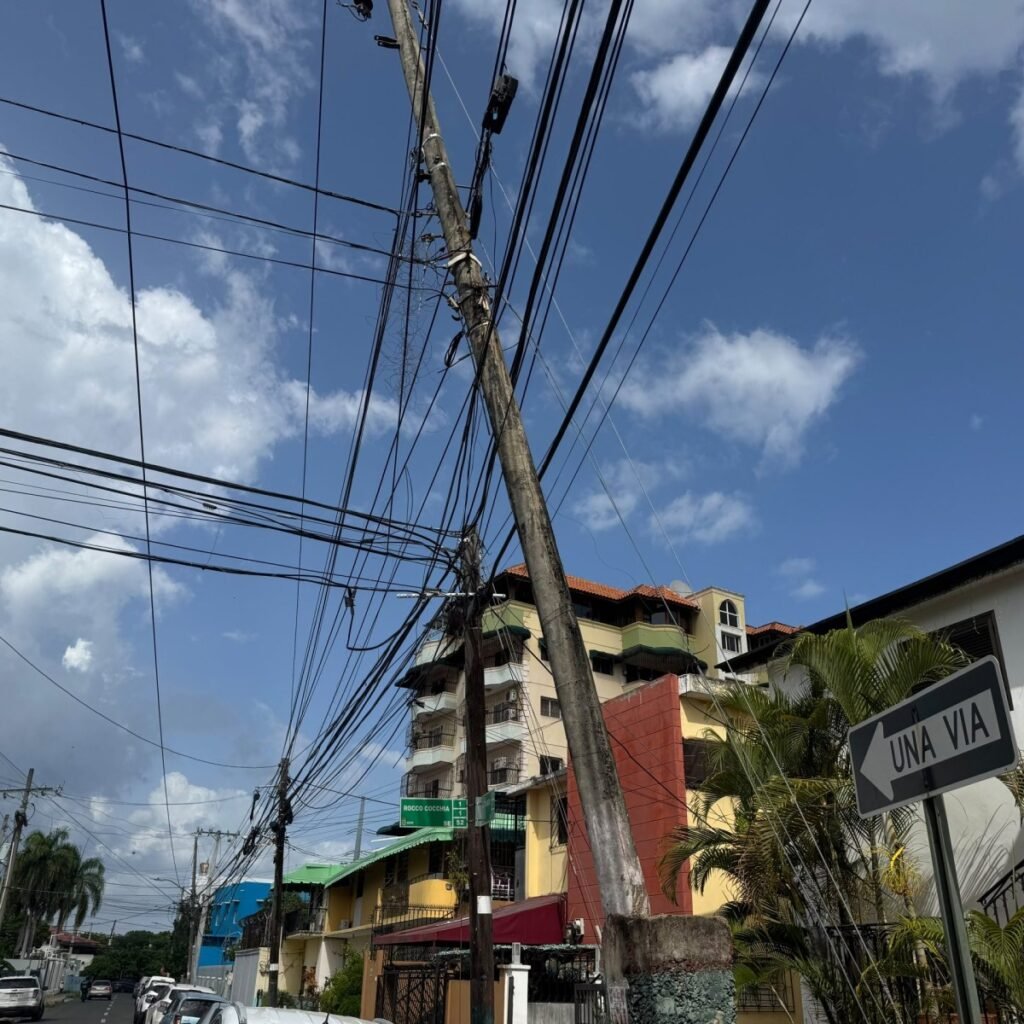 Postes en abandono y cables sueltos exponen fallas de respuesta oficial en sectores de Santo Domingo