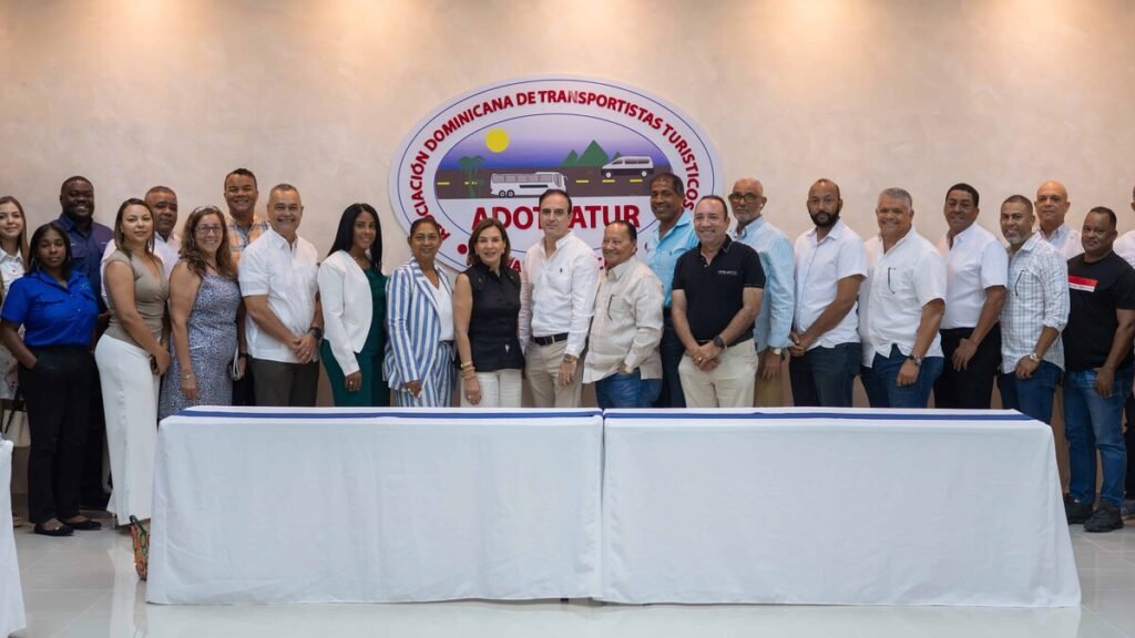 Acuerdo entre Rainieri y Adotratur facilitará viajes de alumnos públicos a espacio cultural