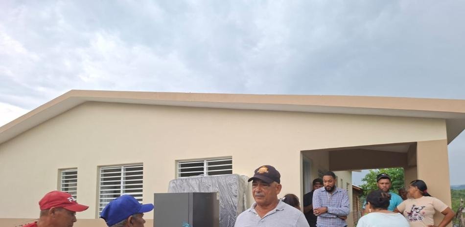 Familia de Dajabón recibe casa nueva tras perder la que levantaba el Gobierno por un ventarrón
