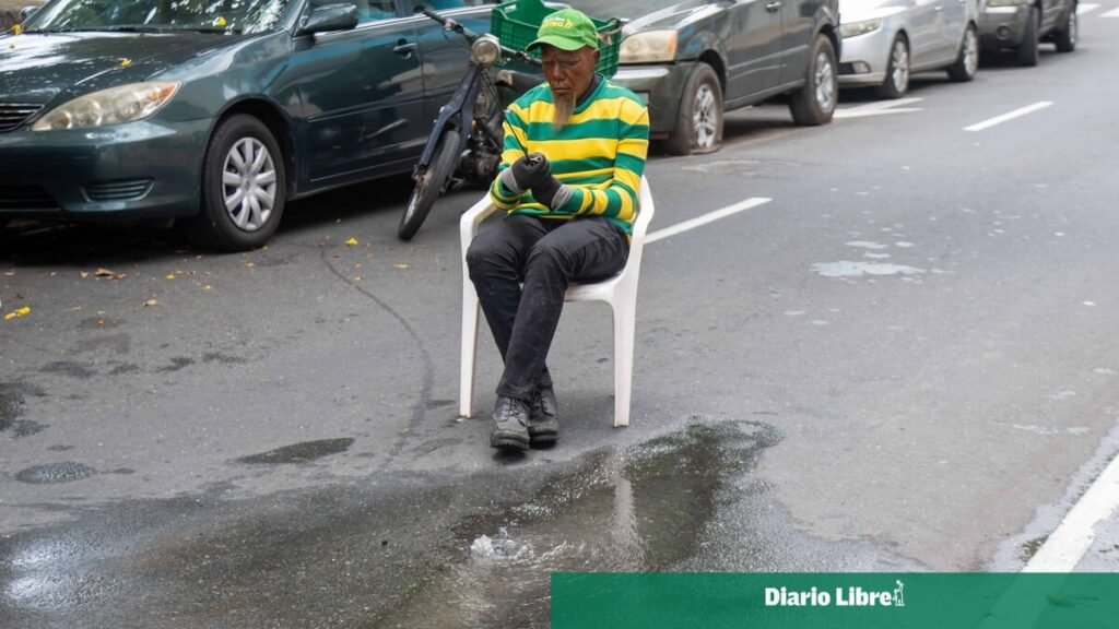 Derrame de aguas residuales deteriora un tramo recién asfaltado en la Ciudad Colonial
