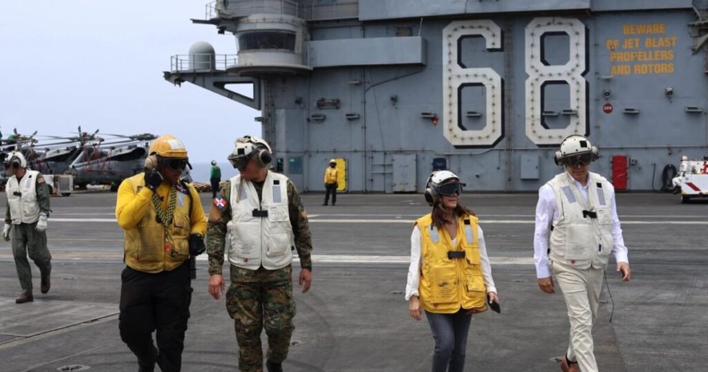 Autoridades dominicanas recorren el USS Nimitz en una actividad ligada a Southern Seas 2026
