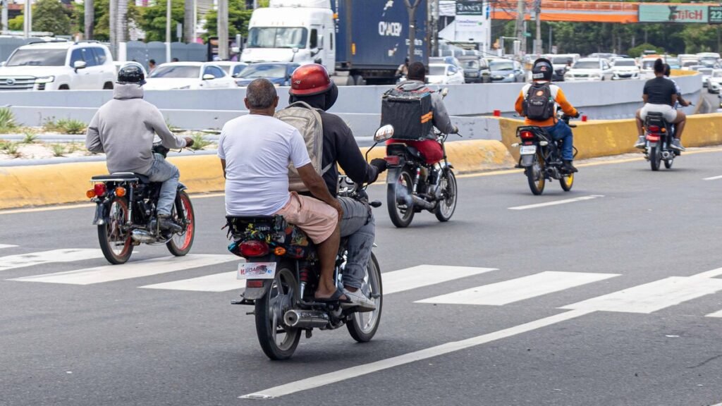 Casco para motoristas sigue sin respetarse en vías del Gran Santo Domingo