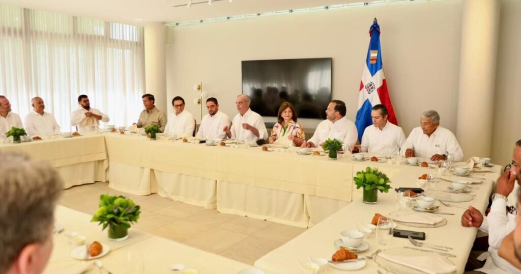 Abinader participa en desayuno con la industria del acero en Santiago y se mantienen las exigencias de resultados verificables