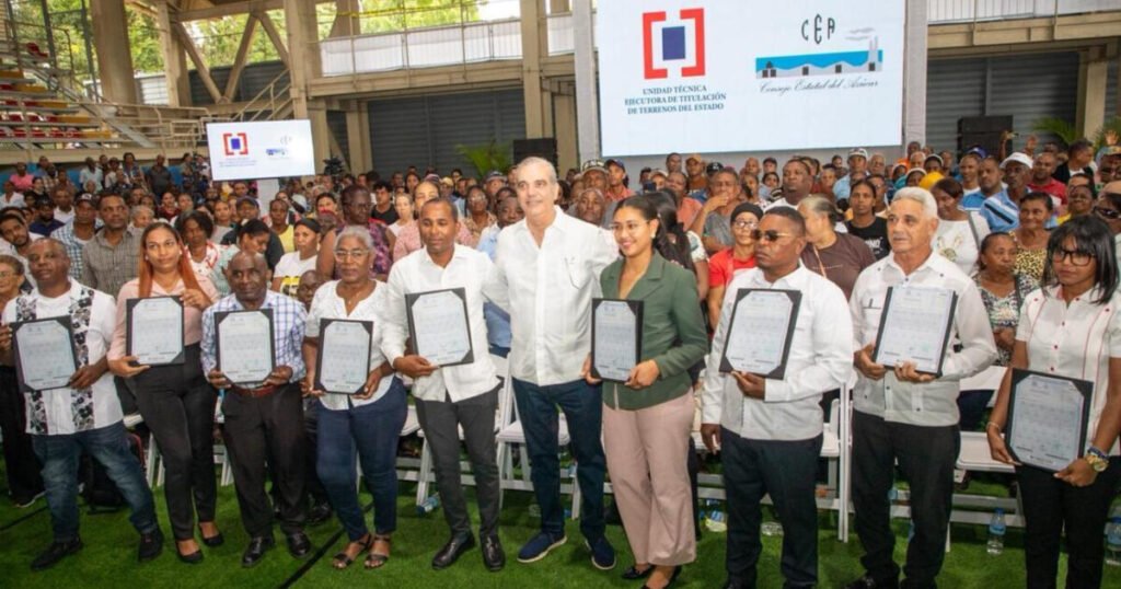 Abinader encabeza entrega de 1,099 títulos en Santo Domingo en medio de renovado foco sobre la deuda de regularización pendiente