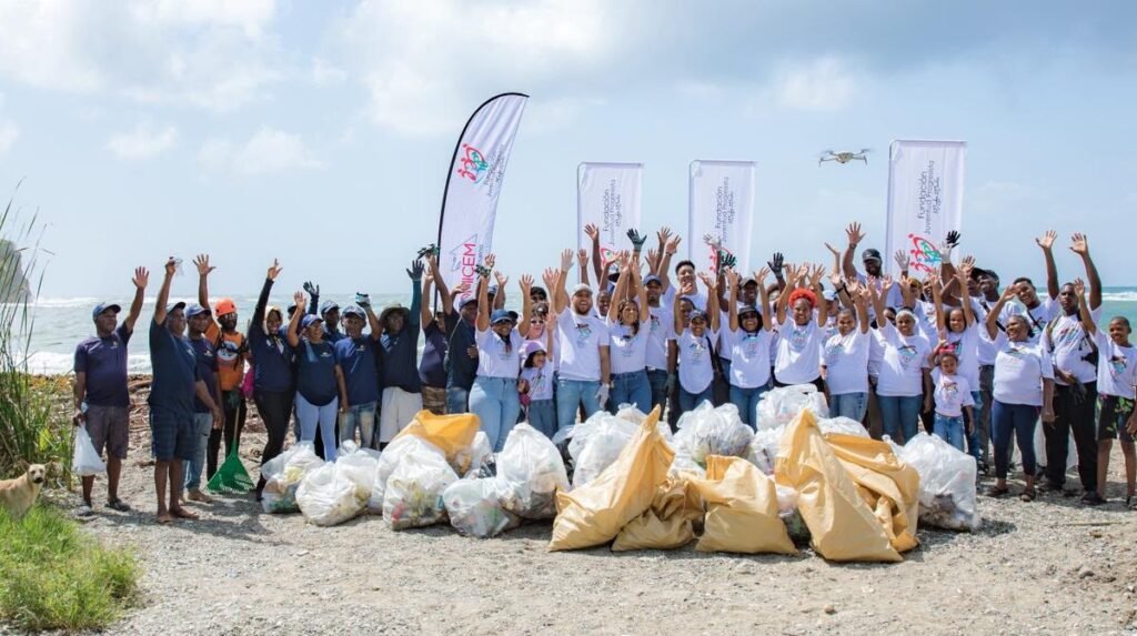 Jornada en Playa Najayo vuelve a poner en evidencia la dependencia de voluntarios y apoyos puntuales para enfrentar la contaminación costera
