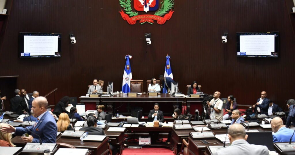 Abinader convierte en ley el plan fiscal aprobado a ritmo exprés y sin cambios de la oposición