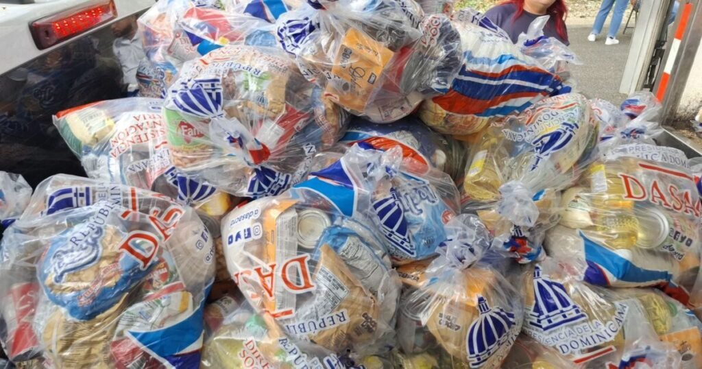 Más de 26 mil kits alimenticios en Santiago reavivan la discusión sobre la vulnerabilidad social