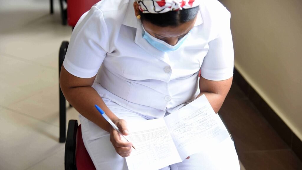 Enfermeras dominicanas siguen saliendo del país por salarios bajos y sobrecarga en los hospitales