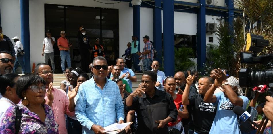Protesta en SDO expone fallas en basura y vías pese a camiones entregados a la alcaldía