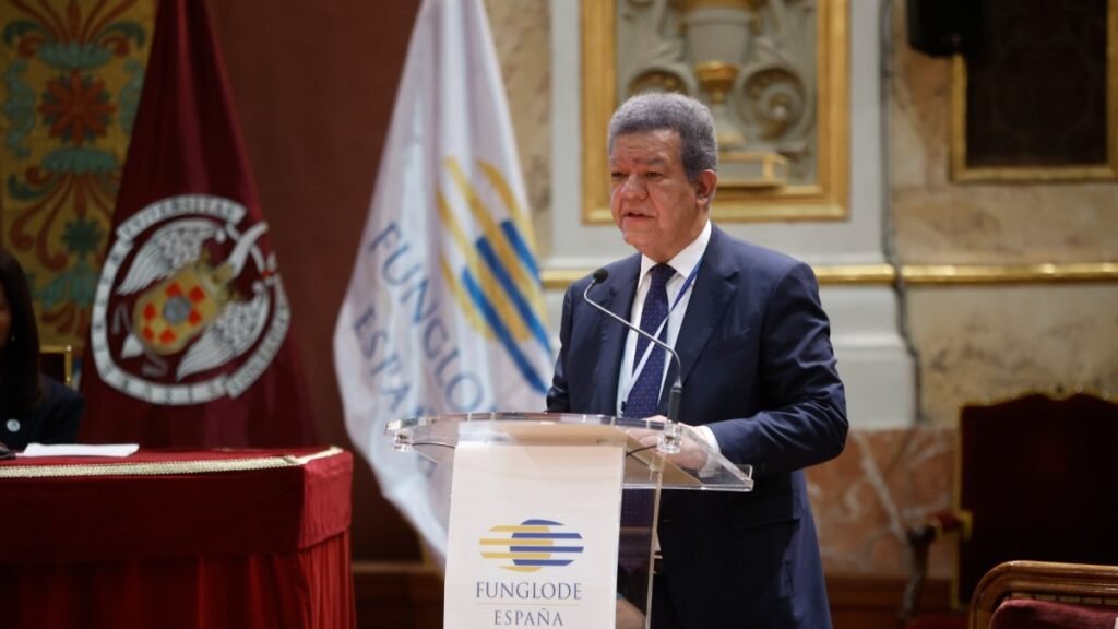 Leonel Fernández advierte que América Latina corre el riesgo de rezagarse sin impulsar la IA y la economía del conocimiento